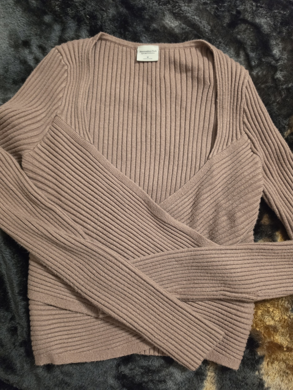 Abercrombie & Fitch Ribbed Wrap V-Neck Sweater in Mauve